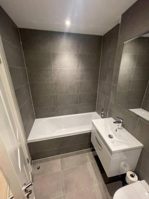 Marvellous New Build 2 Bed Flat - 1 Ophelia Court Apartment Epsom Luaran gambar