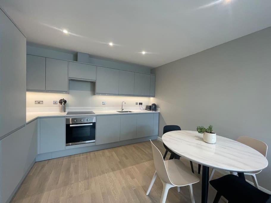 Marvellous New Build 2 Bed Flat - 1 Ophelia Court Apartment Epsom Luaran gambar